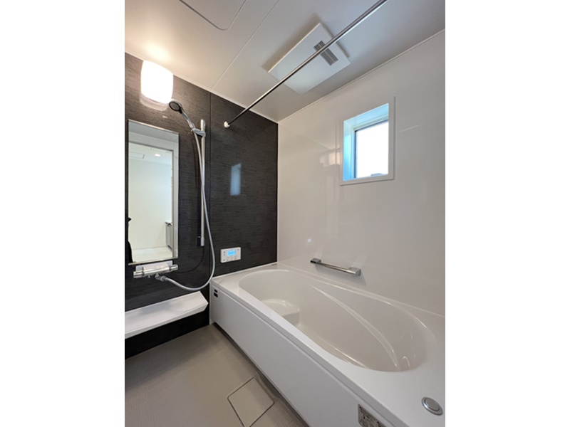 1号地　タカラスタンダードの浴室は、汚れが染み込まないホーロー素材の壁や浴槽&マグネット壁で浮かせる収納でお掃除ラクチン！床は濡れても滑りにくく、転倒しにくい素材を使用しているので安心！